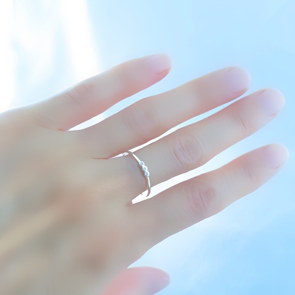 Minimalist Cubic Zirconia Ring 925 NEW - Picture 2 of 3